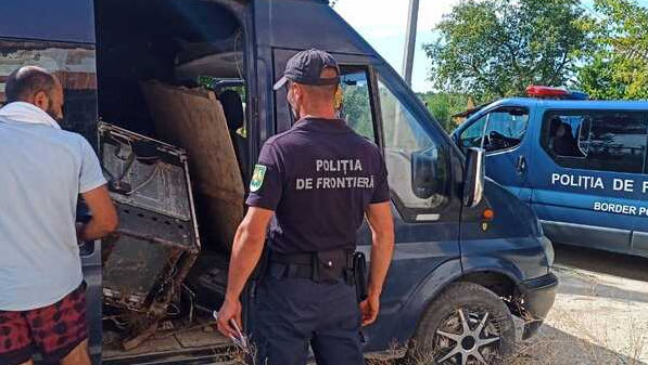 Doi bărbați moldoveni, prinși în timp ce transportau ilegal fier uzat