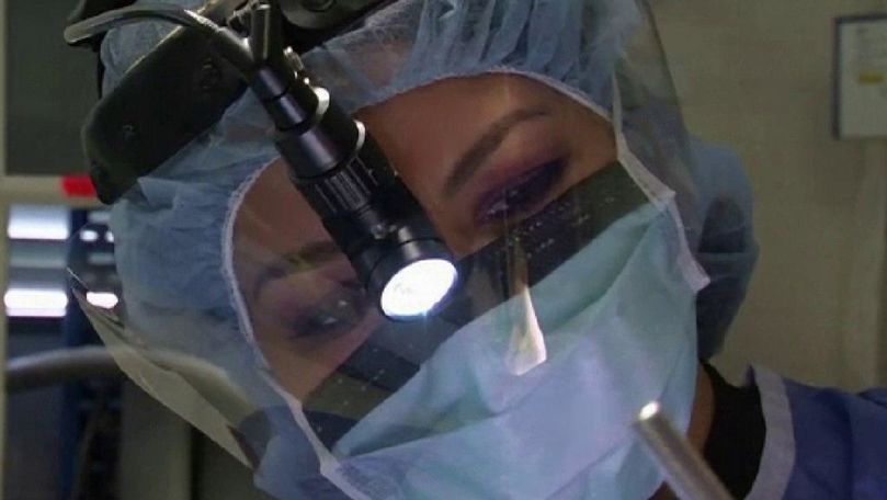 Cine sunt cei care vor transplant de păr sau injecţii cu botox