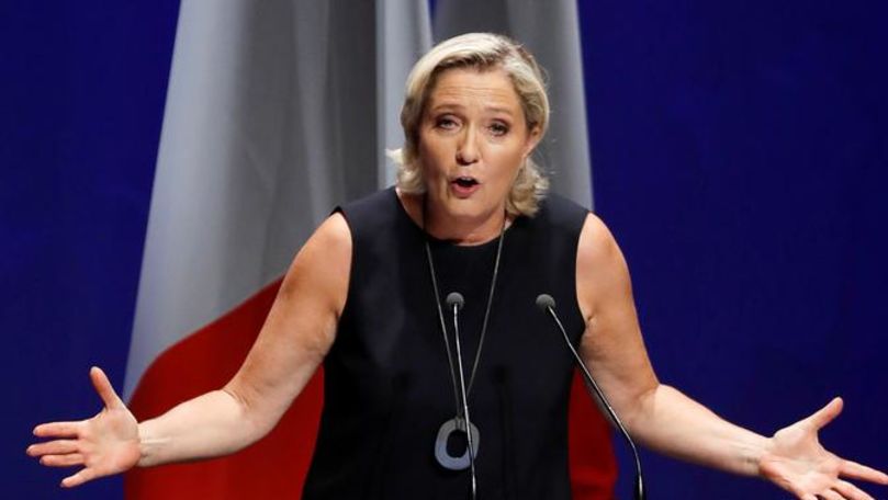 Marine Le Pen, trimisă în faţa justiţiei pentru o postare pe Twitter