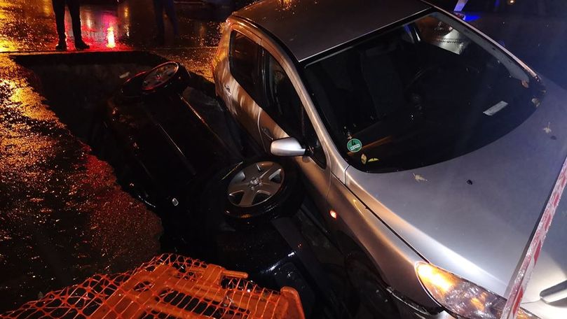 Două maşini au căzut într-o groapă creată pe o stradă din București