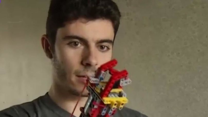 Un tânăr și-a construit o proteză robotică din piese Lego