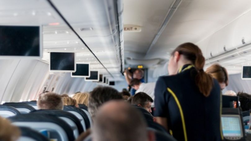 La un pas de tragedie: Un avion a lovit un stâlp înainte de decolare