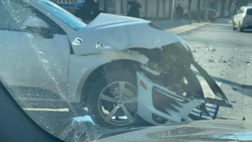 Accident în centrul Chișinăului: Un Porsche și o Mazda s-au ciocnit