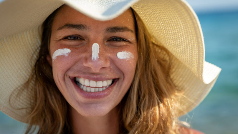 SPF 30 vs SPF 50: Cât durează protecția solară și ce să alegi