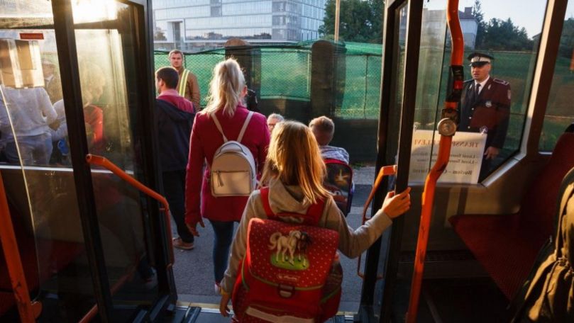 Autobuzele școlare vor avea câte un însoțitor de bord