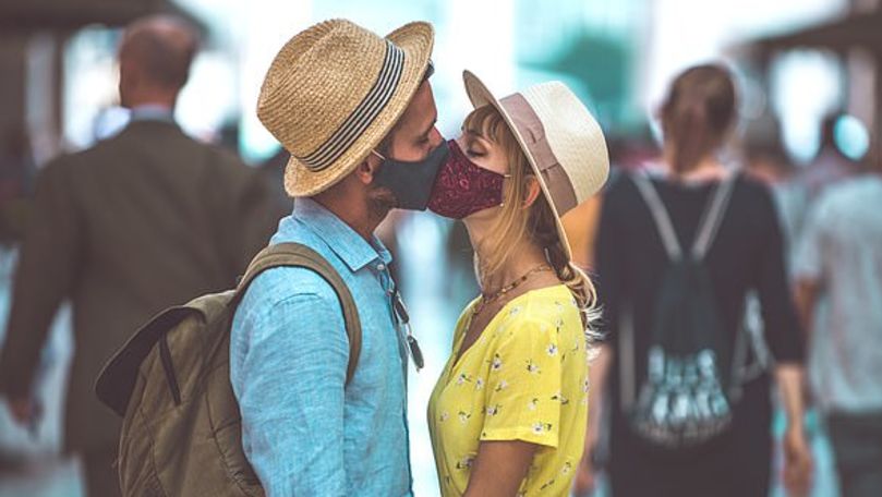 В Милане пару, которая целовалась без защитных масок, оштрафовали на 400 евро.