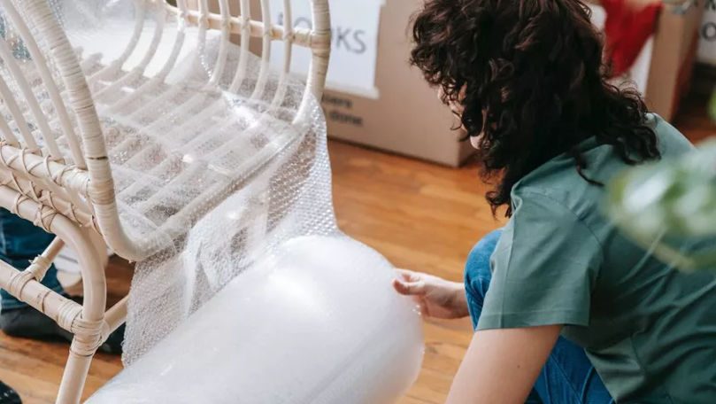 Trucurile geniale care îți curăță scaunele din plastic