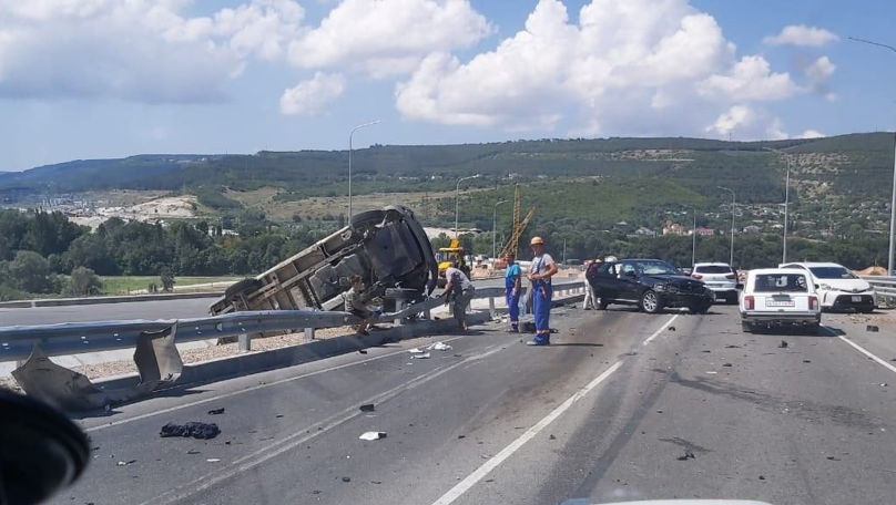 Imagini îngrozitoare: Momentul în care un TIR lasă asfaltul în flăcări