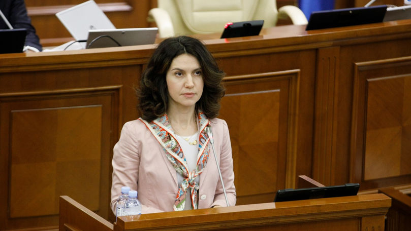 Olesea Stamate a colectat semnăturile necesare și le-a depus la CEC