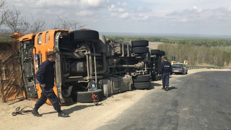 Un camion s-a răsturnat pe şosea în raionul Cahul