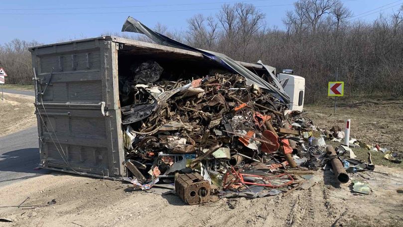 Accident la Ungheni: Un autocamion plin cu fier vechi s-a răsturnat