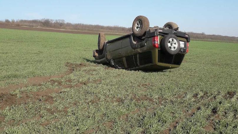 Accident la Hâncești: Un șofer s-a răsturnat cu mașina pe un câmp