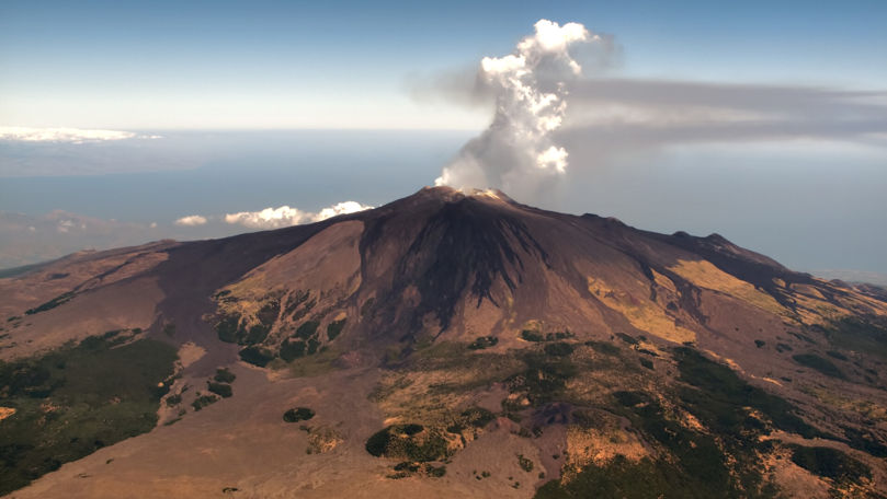 Vulcanul Etna a erupt din nou: Traficul aerian din Sicilia, în alertă