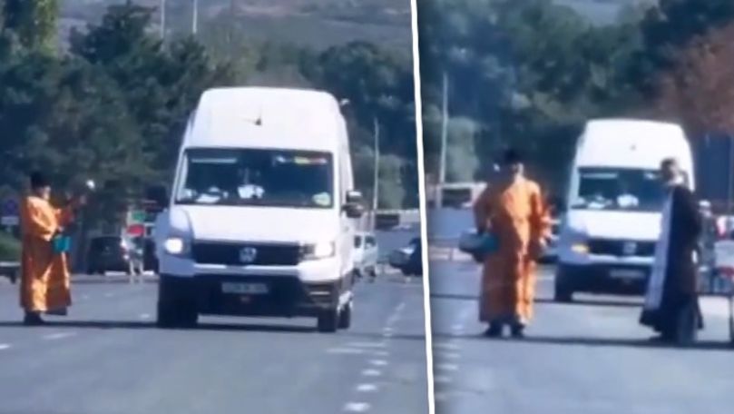 Doi pretinși preoți, filmați cum stropesc cu agheasmă mașinile
