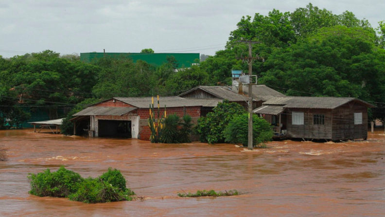Inundații în Brazilia: Opt oameni au murit și 30.000 au fost evacuați