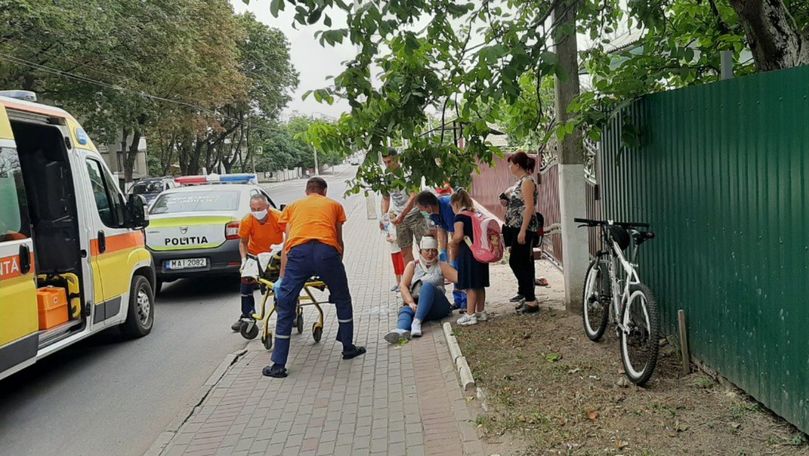 Femeie, lovită de un biciclist în timp ce mergea pe trotuar la Bălți