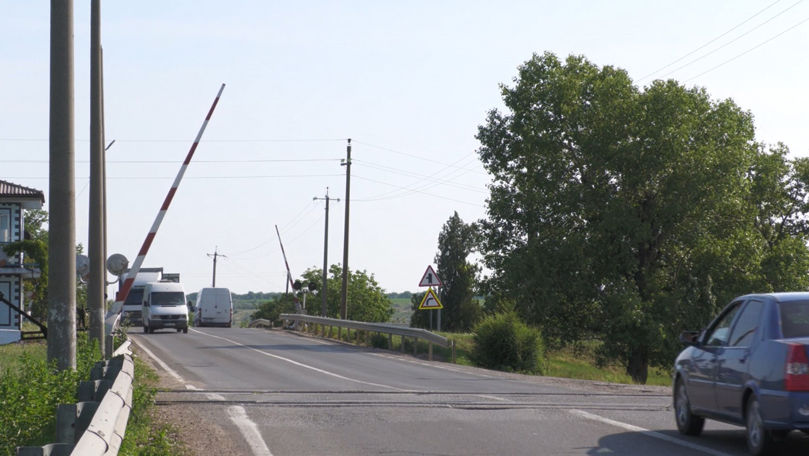 CFM elimină barierele la 30 de treceri feroviare. Șoferii, îngrijorați
