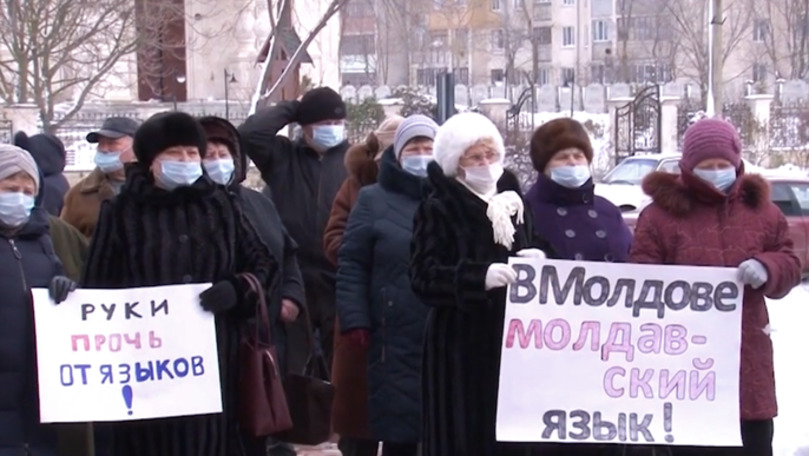 В районах продолжаются протесты против решения КС о русском языке.