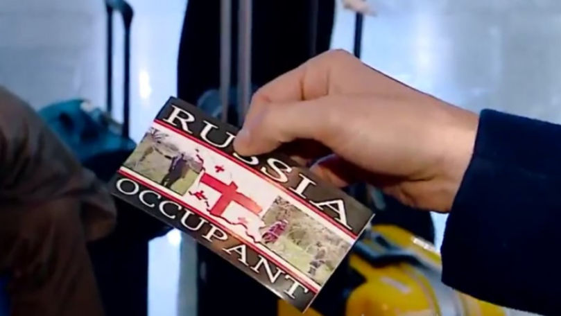 Bagajelor dintr-un aeroport li se încleie stickere cu „Rusia - ocupant”