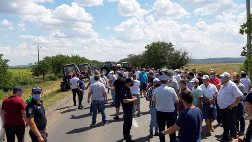 Agricultorii protestatari au blocat drumul naţional Chişinău-Căuşeni