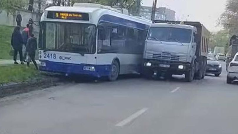 Un troleibuz a ajuns pe trotuar după ce un camion i-a tăiat calea