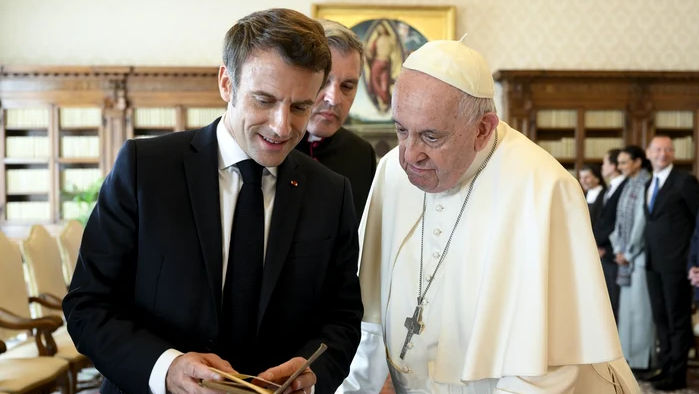 Emmanuel Macron, acuzat că ar putea influența alegerea viitorului papă