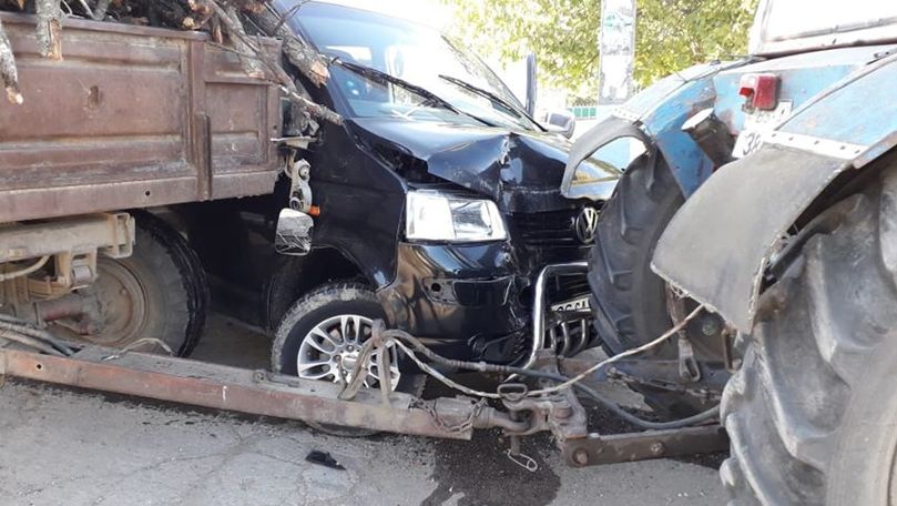 Accident la Basarabeasca: Microbuz cu 5 pasageri, ciocnit cu un tractor