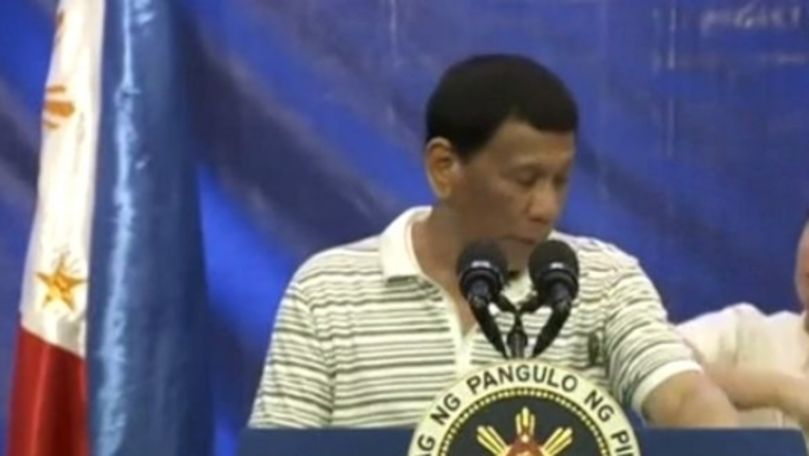 Un gândac s-a cățărat pe președintele filipinez în timpul unui discurs