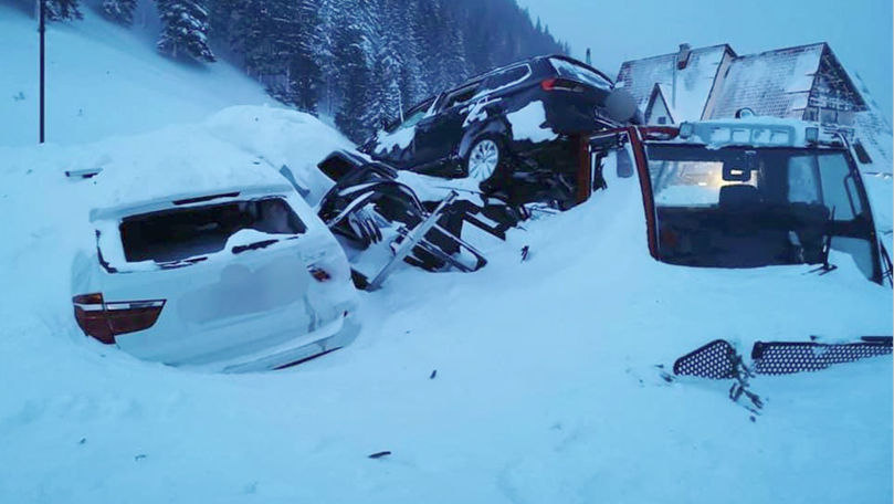Avalanşă pe Transfăgărăşan cu maşini distruse: Ce riscă șoferii