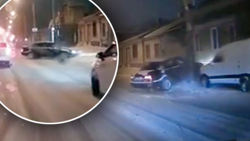 На Измаильской произошло ДТП: водитель врезался в столб.