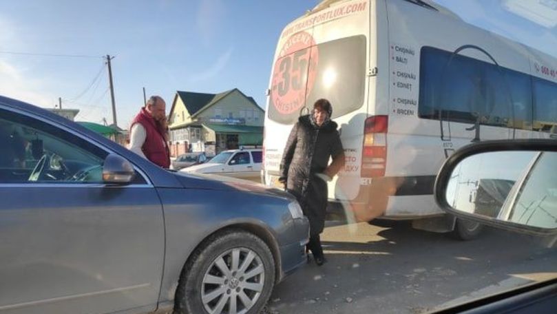 Accident în lanț la Măgdăcești cu implicarea unui microbuz cu pasageri