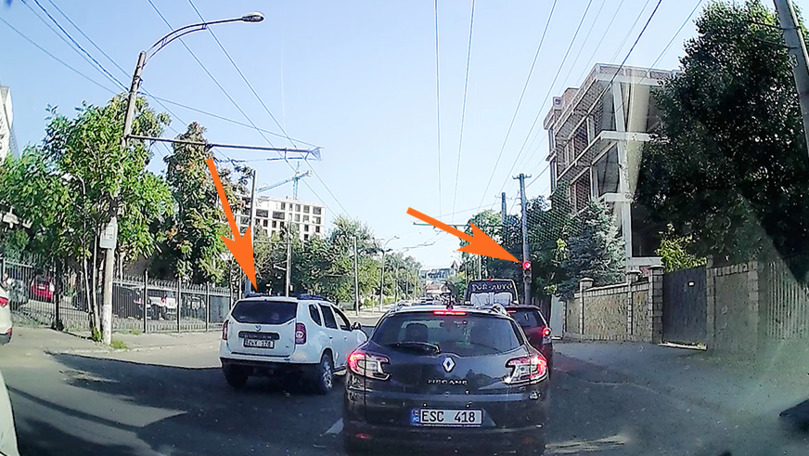 Șoferul filmat cum trece la roșu în Chișinău, amendat de polițiști
