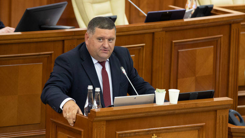 Burduja, cu 2 pahare la tribuna Parlamentului: Ce a vrut să demonstreze