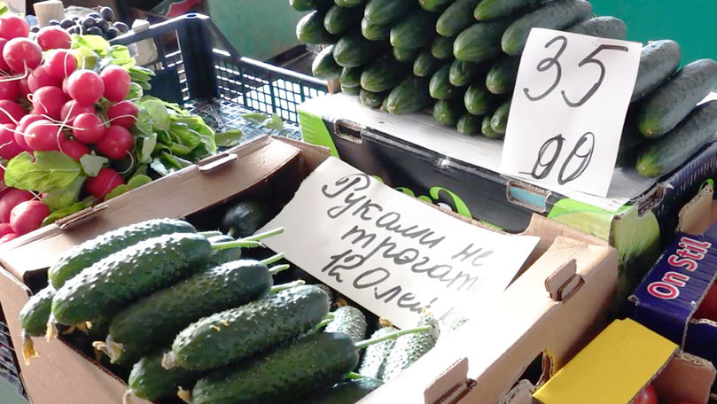 На рынке появились первые молдавские огурцы: цена достигает 120 леев за килограмм.