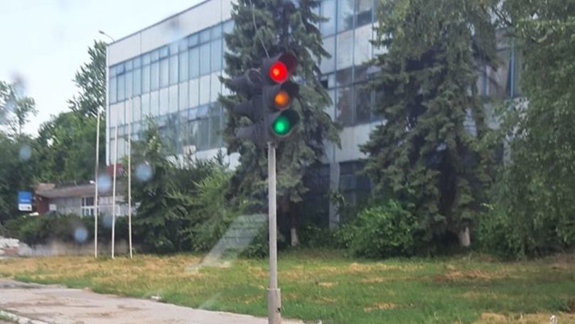 Un semafor care arată toate cele 3 culori deodată, surprins în Capitală