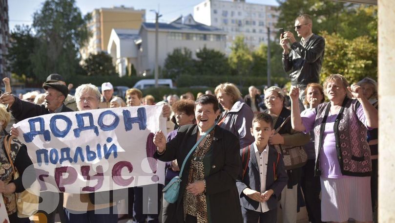 Protest la Judecătoria Ciocana în susținerea Reghinei Apostolova