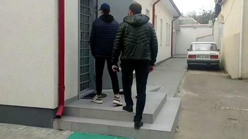 Câțiva minori din Bălți au bătut și jefuit un bărbat: Riscă închisoare