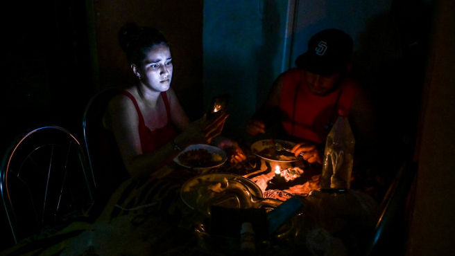 Cuba a rămas complet în întuneric după ce a fost lovită de uraganul Ian
