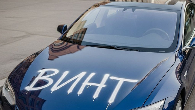 Răzbunare eșuată: Un tânăr a vandalizat din greșeală o Tesla la Tiraspol