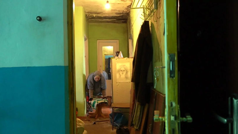 Locatarii unui bloc din Edineț stau de șase luni fără acoperiș