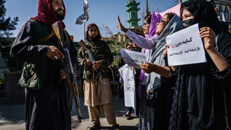 Femeile din Kabul îi sfidează pe talibani: Merg la muncă și la școală