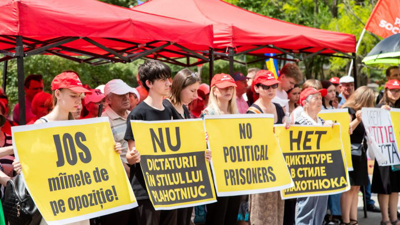 Limba română dă bătăi de cap socialiștilor: Pancarte scrise cu greșeli