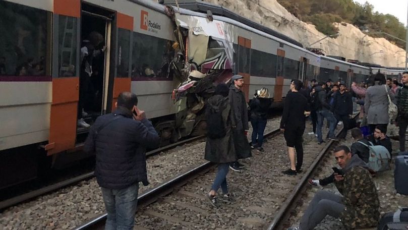 Accident feroviar grav lângă Barcelona: Un mort și 100 de răniți