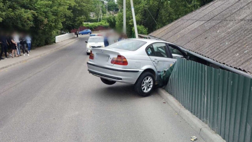 Un BMW a ajuns în gardul unei gospodării din Soroca