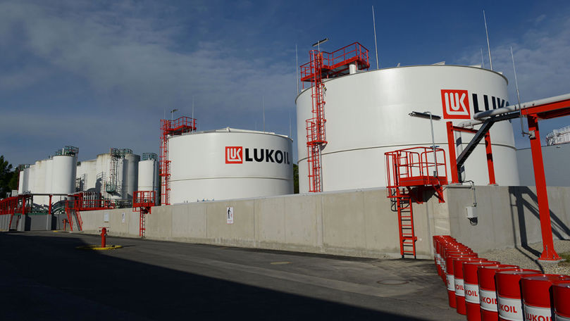 У Болгарии есть топливо менее чем на 2 месяца в условиях санкций США против "Лукойла".