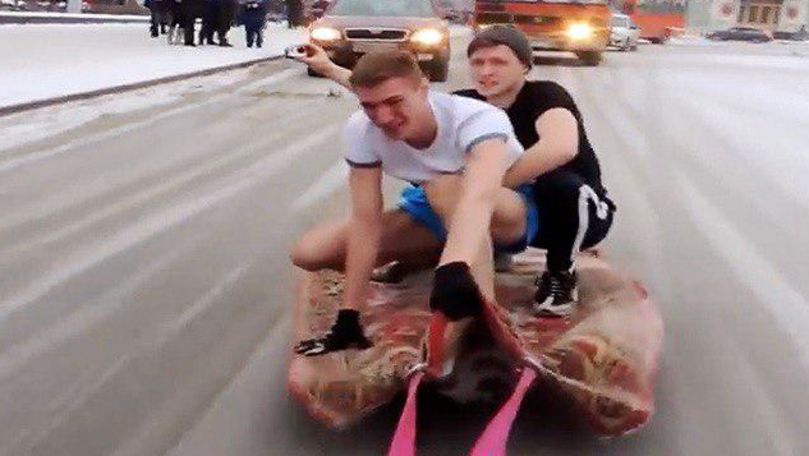 Un blogger rus, plimbat pe un covor tras de o mașină pe stradă