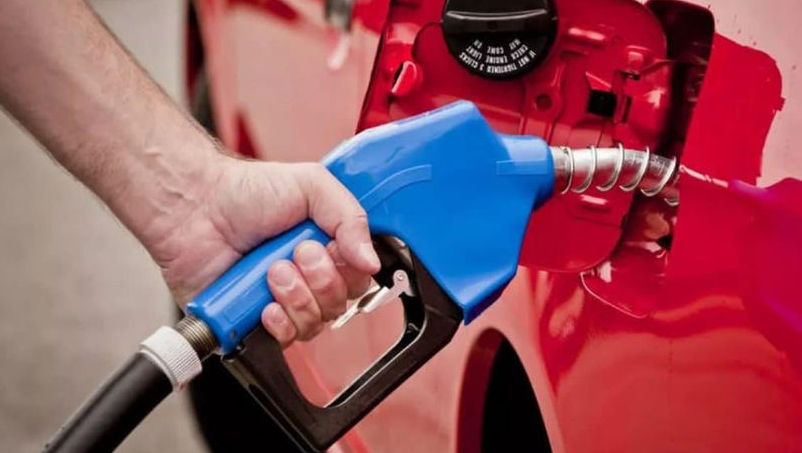 Benzina se ieftinește ușor: ANRE a publicat noile prețuri la carburanți
