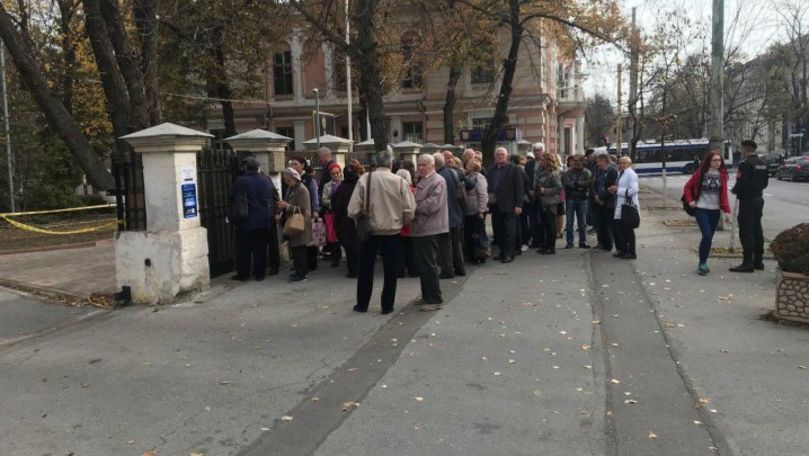 Alegeri în România: Alegătorii au format cozi la ambasada de la Chișinău