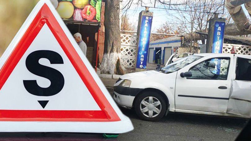 Mașină de la școala auto, lovită în plin de un camion. Primele imagini