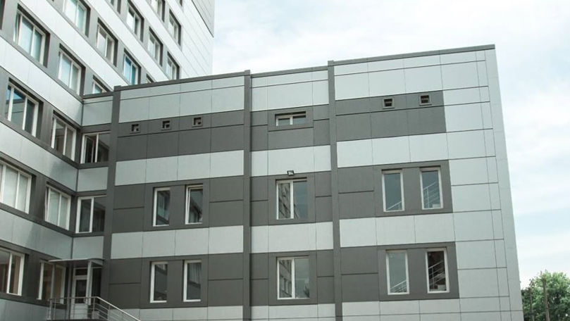Un bărbat a murit după ce a căzut de la etajul opt al unui spital